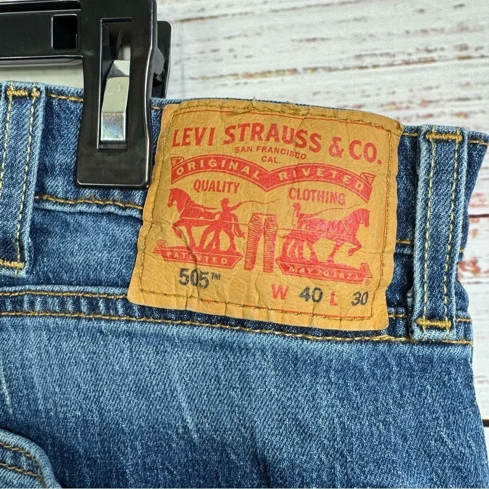 Levi’s 505 Jeans medium wash straight leg‎  relaxed size 40 denim jeans